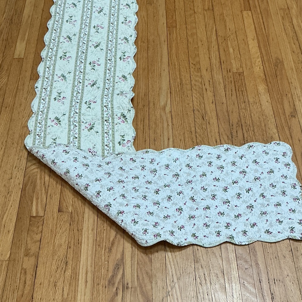 Quilted table runner - Picture 2 of 4